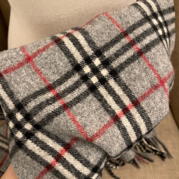 Authentic Burberrys vintage nova check grey wool scarf ( D5045) - Picture 8 of 8